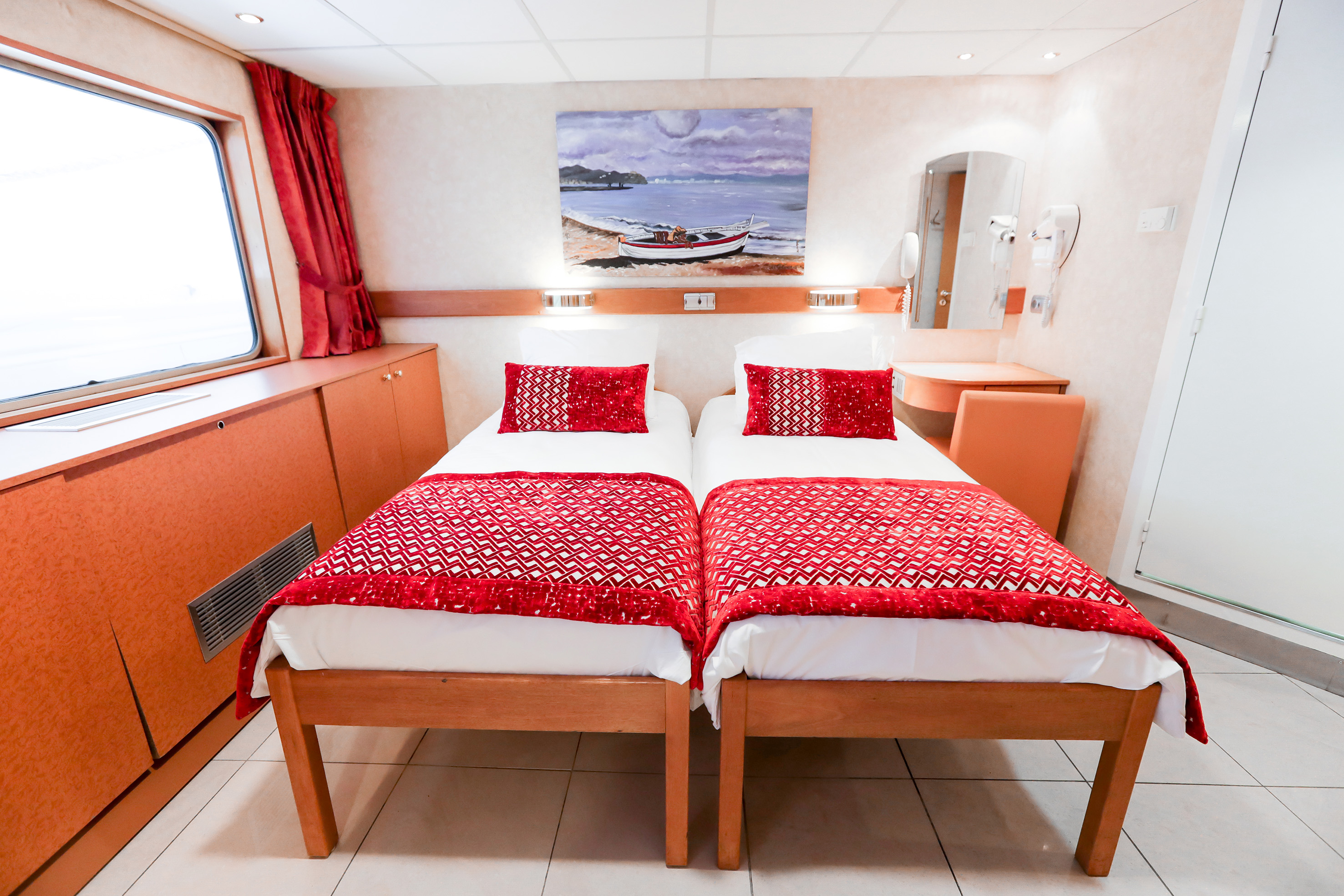 CroisiEurope MS Rhone Princess Suite 2.jpg
